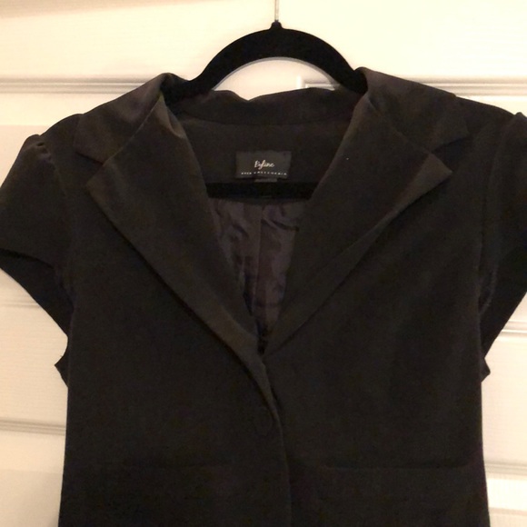 🎉5 for $15 shirts🎉Cap Sleeve Black Blazer - Picture 2 of 3